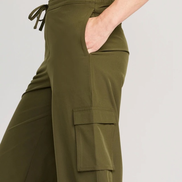 NWT OLD NAVY High-Waisted StretchTech Wide-Leg Cargo Pants Color: Conifer - Picture 4 of 10